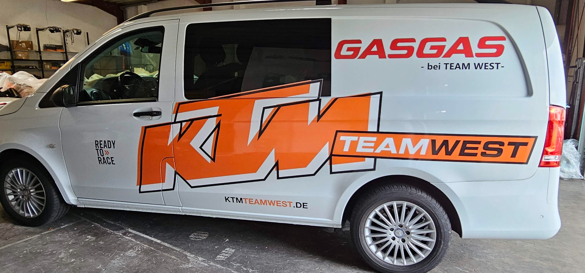 Beschrifteter Service-Transporter in Seitenansicht