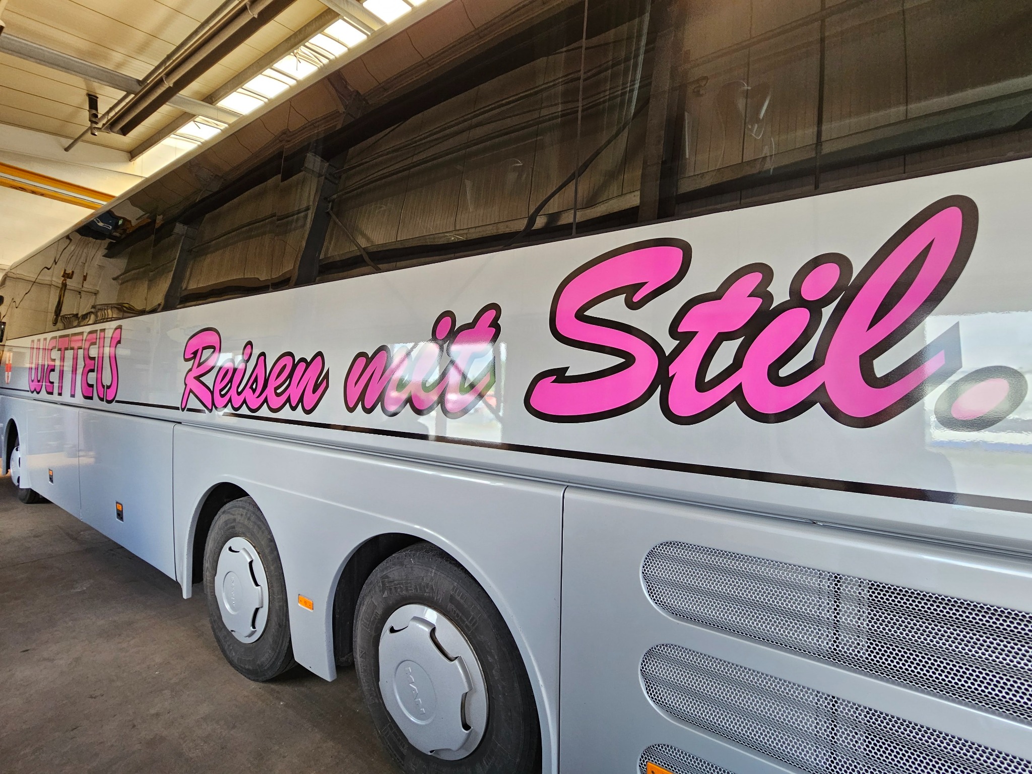 Großflächig gestalteter Reisebus