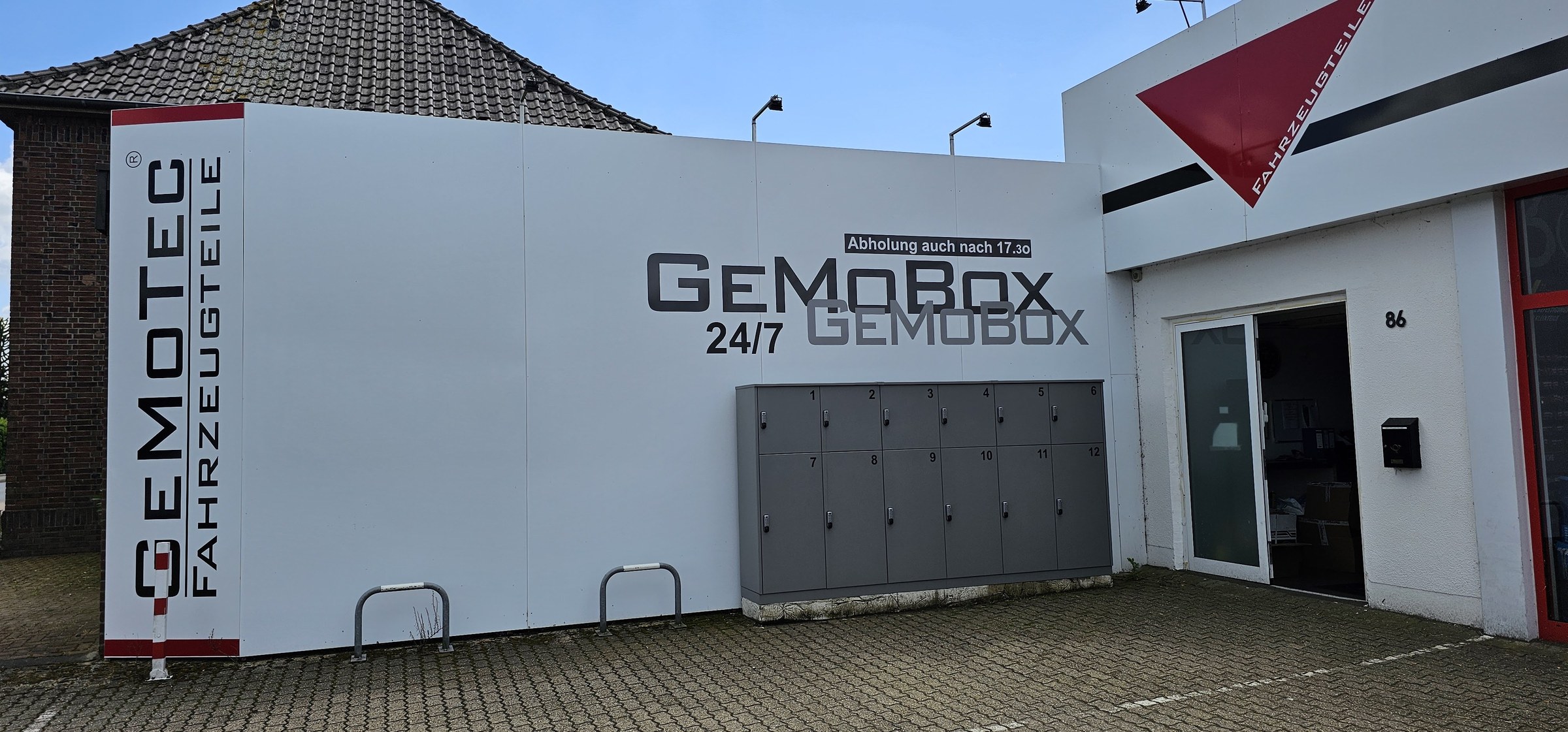 Fassadenbeschriftung an einem Gewerbegebäude