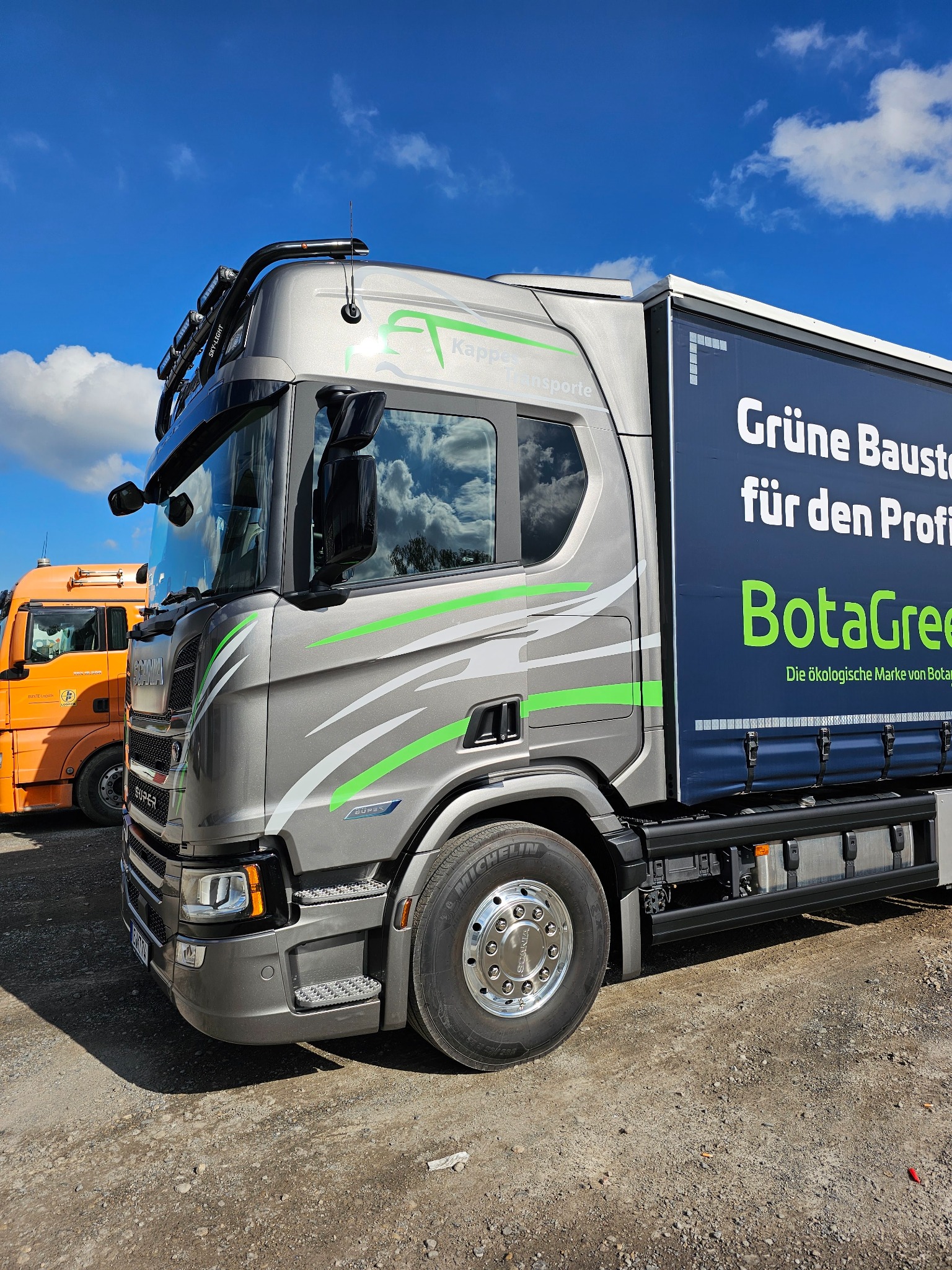 Großflächig beschrifteter LKW von Schroer Werbetechnik