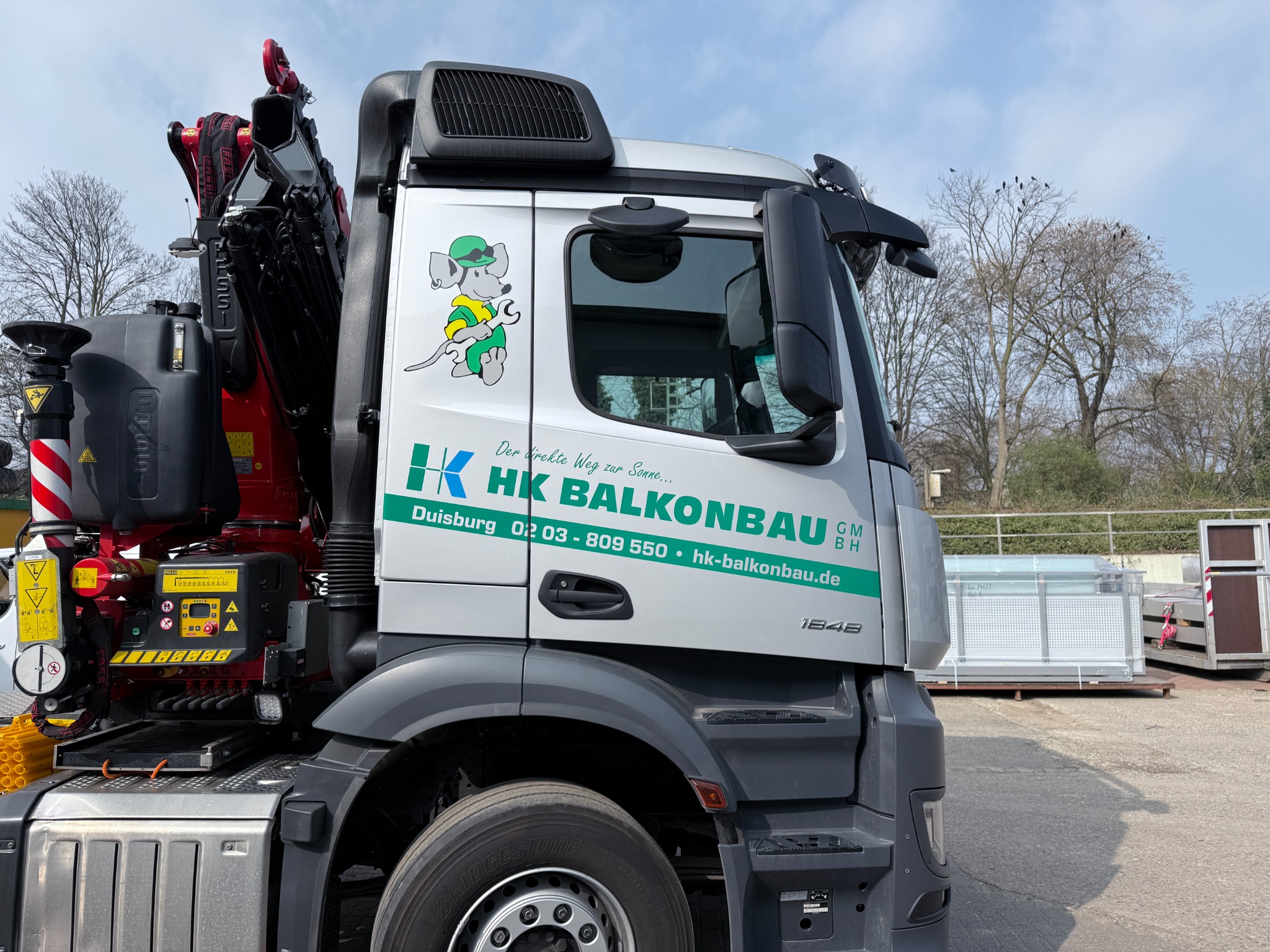 Sorgfältig beschrifteter Kran-LKW in der Werkhalle