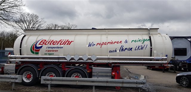 Büteführ Tankauflieger mit großflächiger Beschriftung