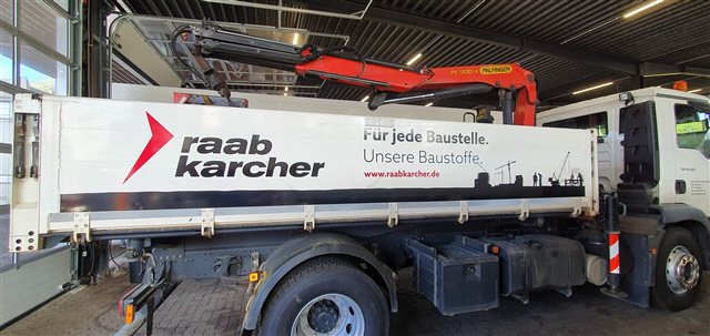 Raab Karcher LKW mit Kranaufbau