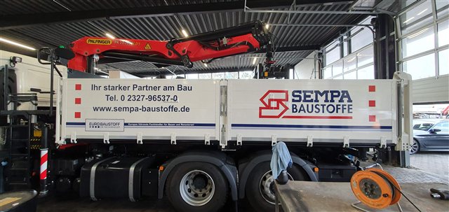 Sempa Baustoffe LKW mit Kranaufbau