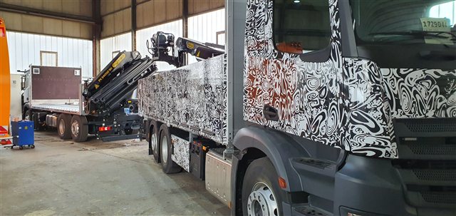 Detailansicht einer schwarzweißen LKW-Folierung