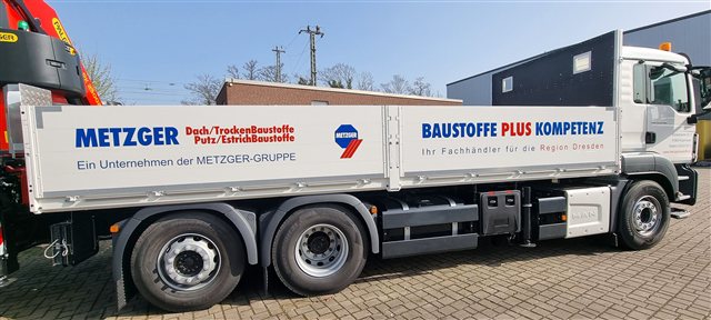 Metzger Baustoffe LKW in Seitenansicht