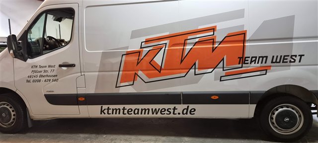 KTM Team West Transporter mit großem Logo