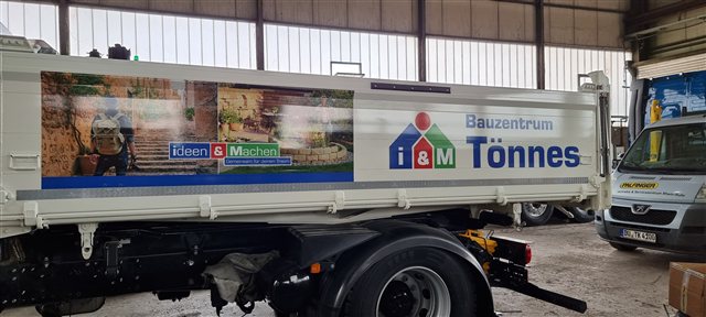 Bauzentrum Tönnes LKW mit Bildmotiv