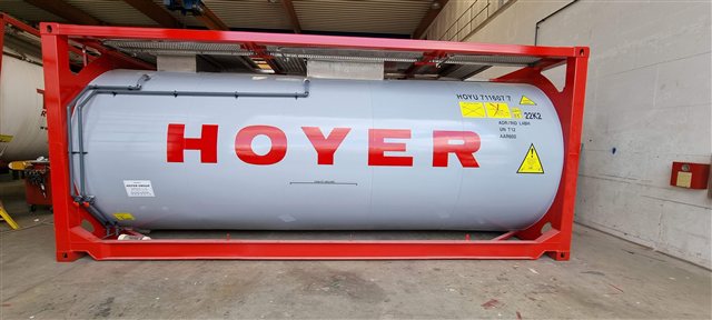 Hoyer Tankcontainer in rotem Rahmen