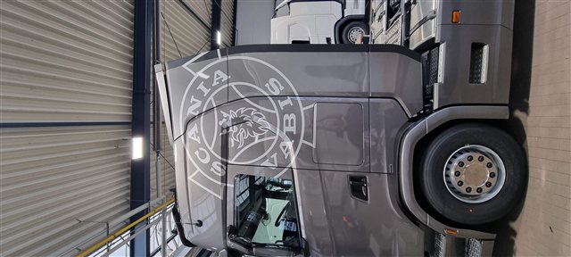 Scania Fahrerhaus mit weißer Beschriftung
