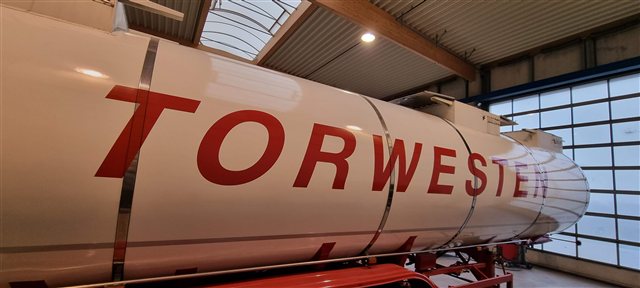 Torwesten Tankauflieger mit rotem Schriftzug
