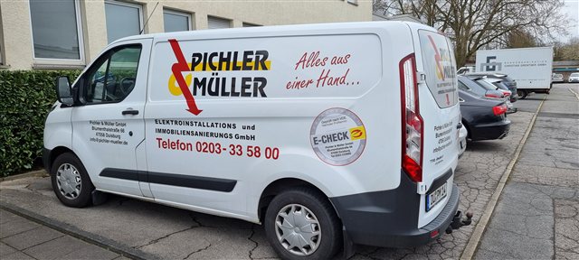 Pichler und Müller Transporter mit Firmenbeschriftung