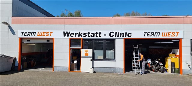 Beschilderung der Team West Werkstatt