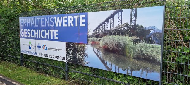 Beschilderung Erhaltenswerte Geschichte am Zaun