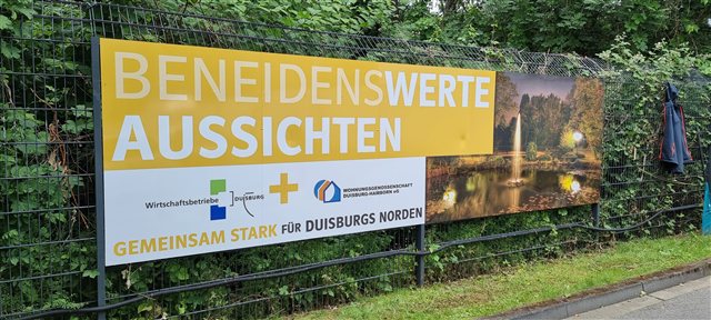 Beschilderung Beneidenswerte Aussichten am Zaun