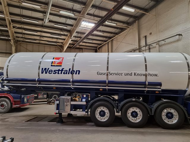 Westfalen Tankauflieger mit Service und Know-how Schriftzug
