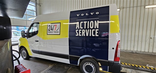 Volvo Action Service Transporter in der Werkhalle