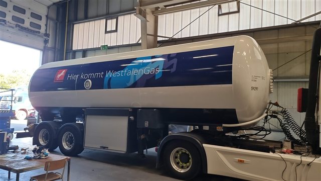 Westfalen Gas Tankauflieger in der Werkhalle