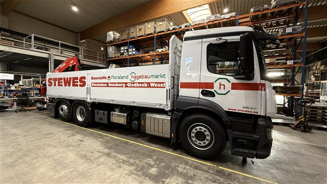 Stewes Baustoffe LKW in der Werkhalle